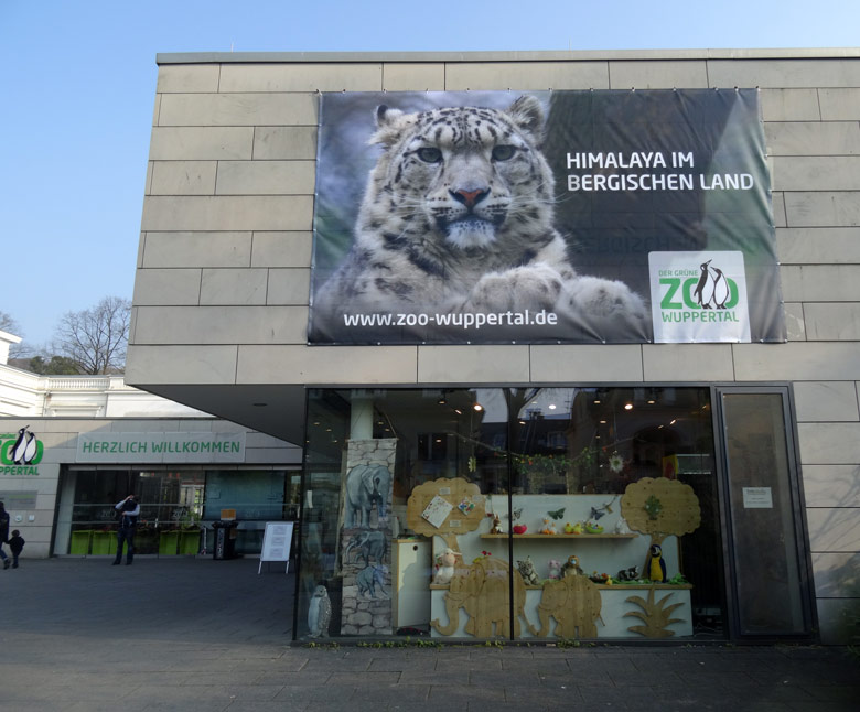 Werbung HIMALAYA IM BERGISCHEN LAND am 8. April 2017 am Eingangsgebäude des Zoologischen Gartens der Stadt Wuppertal