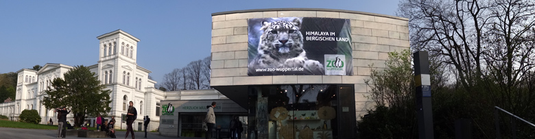 Werbung HIMALAYA IM BERGISCHEN LAND am 8. April 2017 am Eingangsgebäude des Grünen Zoos Wuppertal