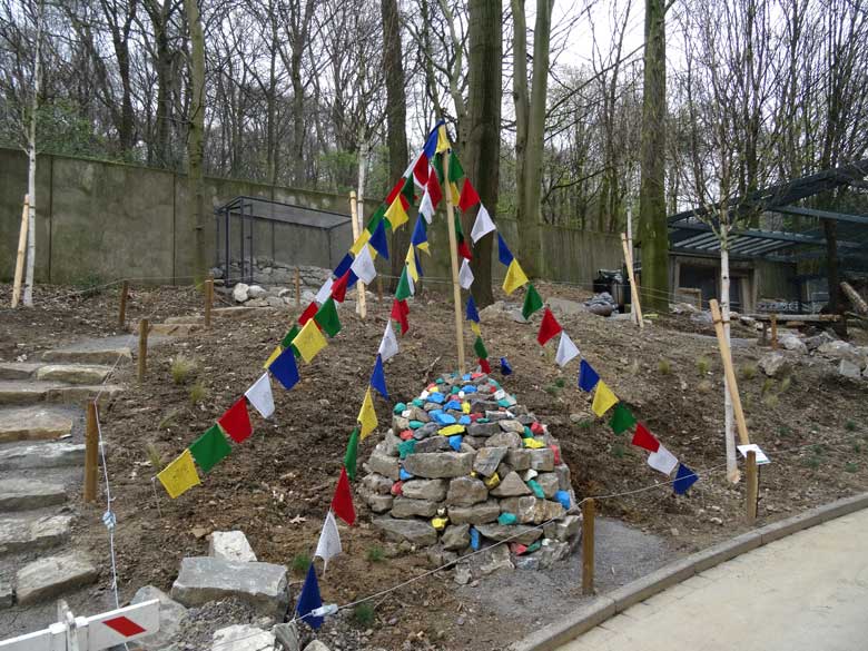 Stupa mit Gebetsfahnen an der neuen Schneeleoparden-Anlage am 8. April 2017 im Zoologischen Garten der Stadt Wuppertal
