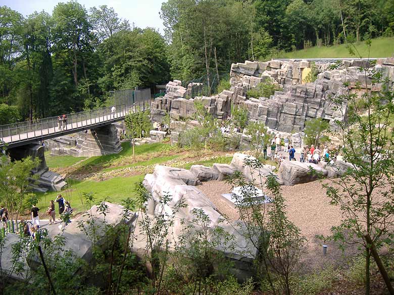 Blick innerhalb des Zoos auf die neue Samba-Brücke am Tag der offiziellen Eröffnung der Tiger-Anlage am 24. Mai 2007 im Zoo Wuppertal