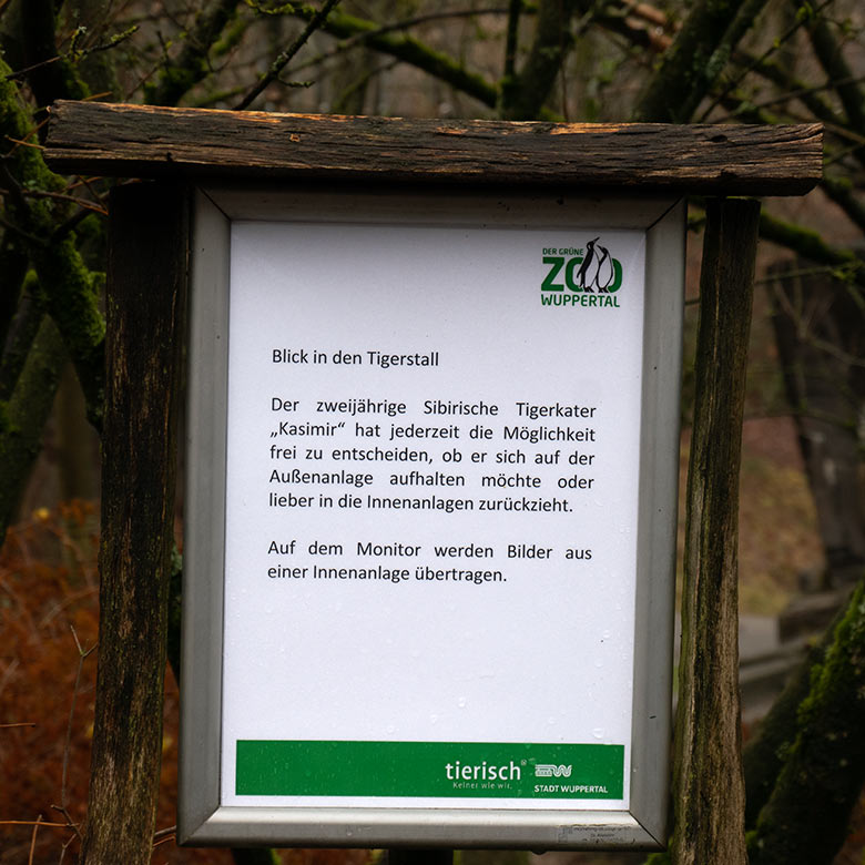 Aushang zum Amur-Tiger-Kater KASIMIR am 15. Dezember 2023 neben dem Monitor im Tiger-Tal im Wuppertaler Zoo