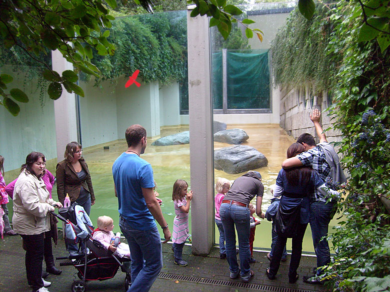 Besucher/innen an der Mutter-Kind-Anlage im Wuppertaler Zoo am 8. August 2010