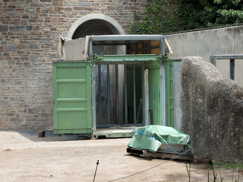 Transportcontainer am 16. Juni 2018 auf der Außenanlage der Elefanten im Grünen Zoo Wuppertal