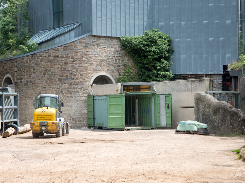 Transportcontainer am 16. Juni 2018 auf der Außenanlage der Elefanten im Wuppertaler Zoo