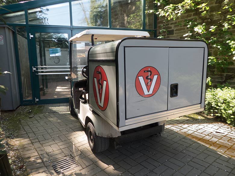 Fahrzeug für den Tierarzt am 20. April 2019 vor der Tür zum Elefanten-Haus im Wuppertaler Zoo