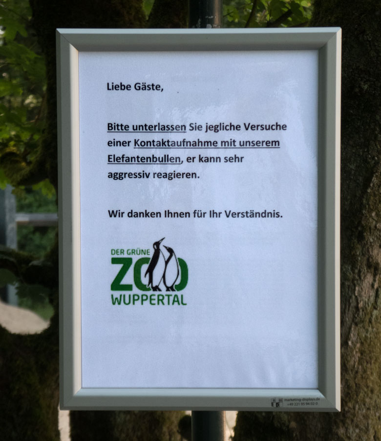 Aushang am 23. Juni 2019 anf der Bullen-Außenanlage am Elefanten-Haus im Grünen Zoo Wuppertal