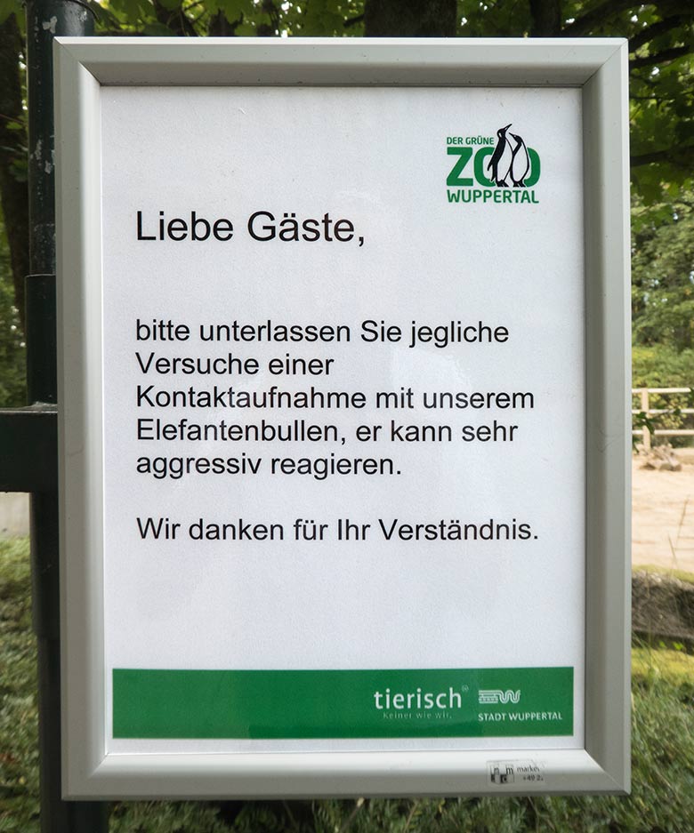 Aushang zur Aggressivität des Afrikanischen Elefanten-Bullen TOOTH am 19. September 2019 an der Bullen-Außenanlage im Grünen Zoo Wuppertal
