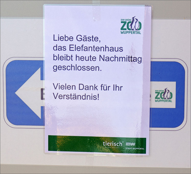 Aushang am Besucher-Weg zum Elefanten-Haus am 24. März 2021 im Grünen Zoo Wuppertal