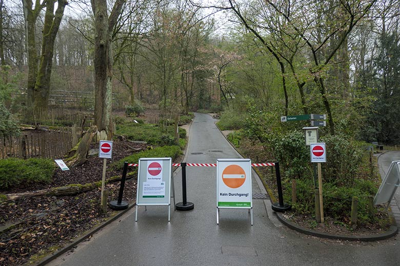 Gesperrter Weg zum Elefanten-Haus am 10. April 2021 in der Nähe des Kinderspielplatzes im Zoologischen Garten Wuppertal