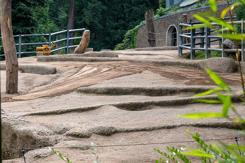 Neuer Sand am 29. Juni 2021 auf der Außenanlage für Afrikanische Elefanten im Grünen Zoo Wuppertal