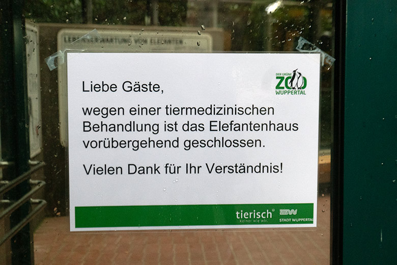 Aushang am 9. September 2022 am Elefanten-Haus im Zoologischen Garten Wuppertal (Foto Klaus Tüller)