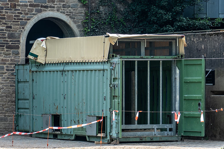Transport-Container für die Afrikanische Elefanten-Kuh SWENI im Mai 2024 vor dem Elefanten-Haus im Grünen Zoo Wuppertal