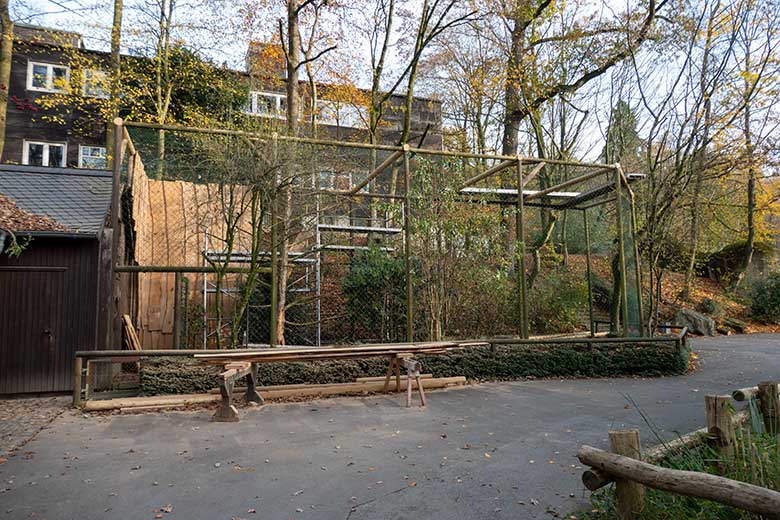 Bauarbeiten an der rechten Außenvoliere am Greifvogel-Haus am 12. November 2021 im Wuppertaler Zoo