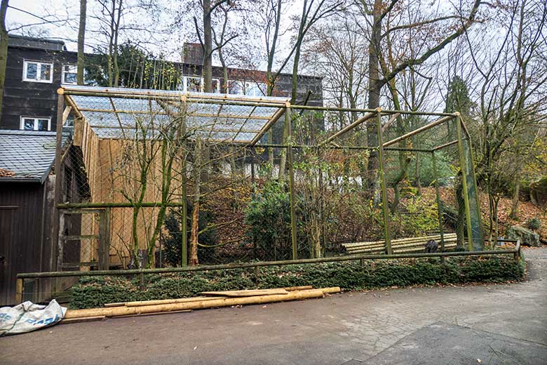 Bauarbeiten an der rechten Außenvoliere am Greifvogel-Haus am 24. November 2021 im Zoo Wuppertal