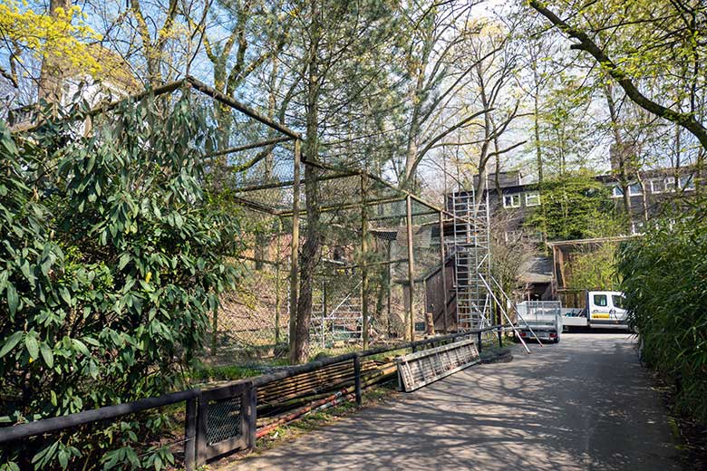 Bauarbeiten zur Erweiterung der linken Außenvoliere am Greifvogel-Haus am 18. April 2023 im Wuppertaler Zoo