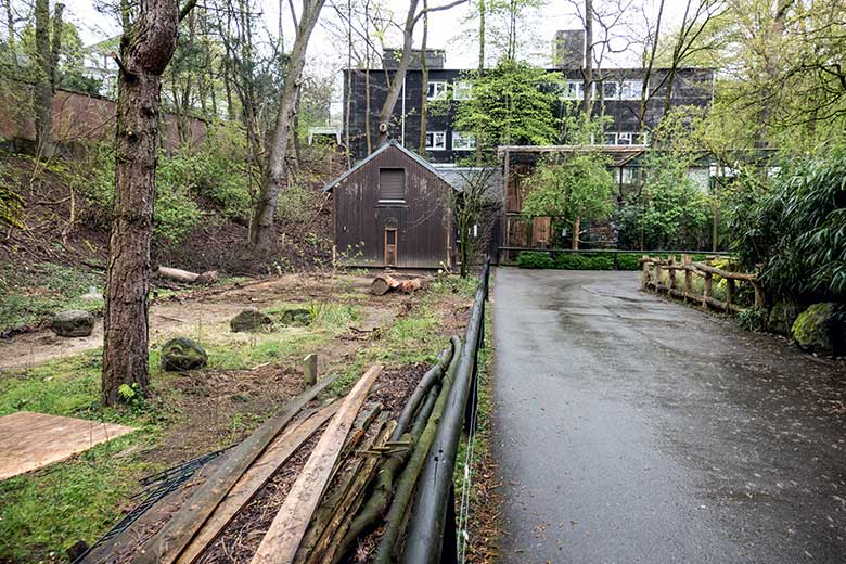 Areal der abgerissenen linken Außenvoliere am Greifvogel-Haus am 22. April 2023 im Zoologischen Garten Wuppertal