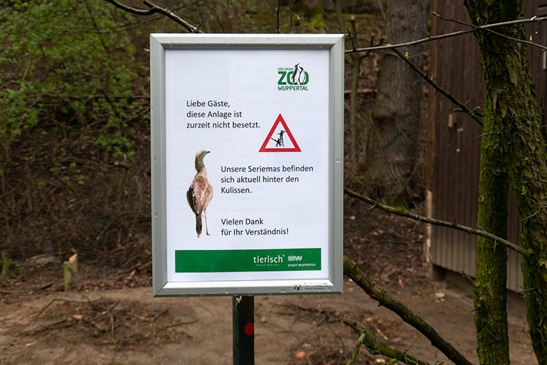 Aushang zu den Rotfußseriemas am 23. April 2023 am Areal der abgerissenen linken Außenvoliere am Greifvogel-Haus im Grünen Zoo Wuppertal