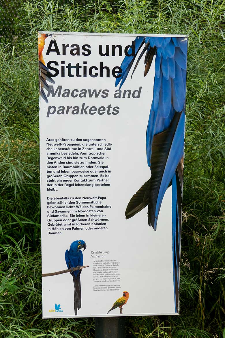 Lädierter Metall-Rahmen bei einem Informations-Schild am 20. August 2021 in der Aralandia-Freiflugvoliere im Wuppertaler Zoo