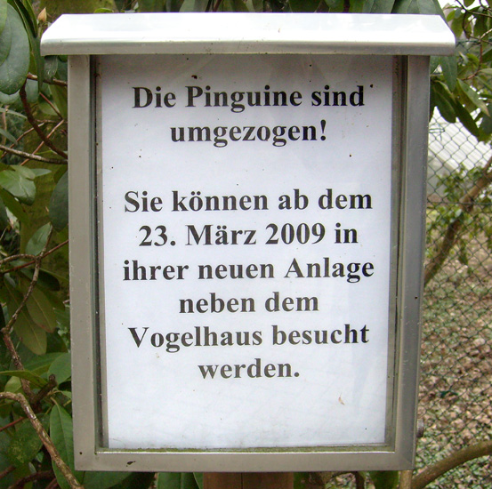 Hinweisschild am 16. März 2009 auf den Umzug der Pinguine