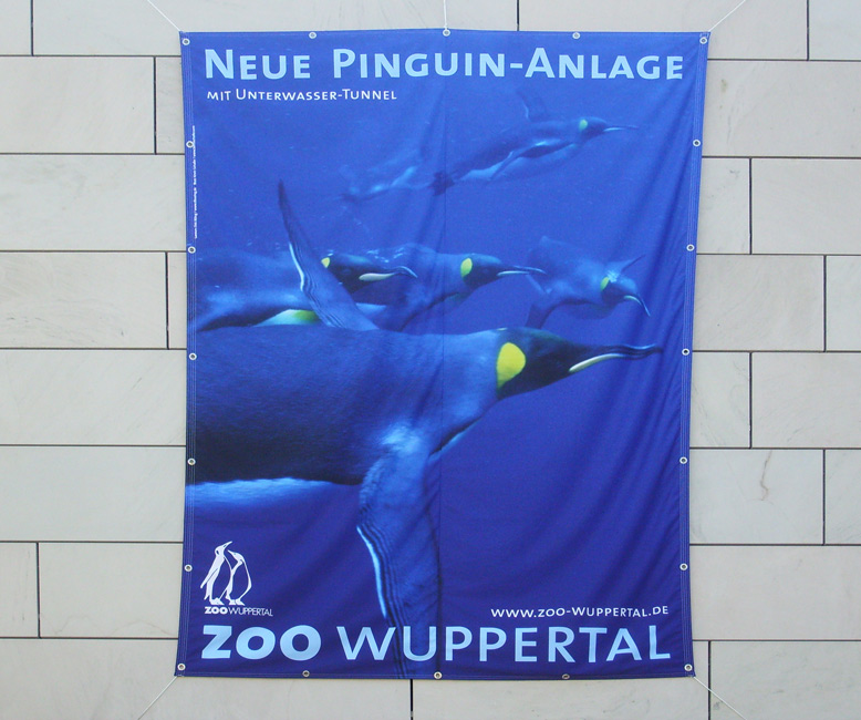 Werbung am 21. März 2009 am Kassenhaus für die neue Pinguin-Anlage im Wuppertaler Zoo