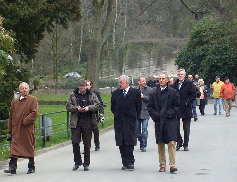 Zoodirektor und Zootierarzt mit Kollegen anderer Zoos am 23. März 2009 im Wuppertaler Zoo
