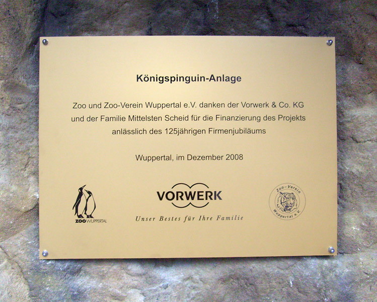 Schild im Zoo Wuppertal am 23. März 2009 an der neuen Pinguin-Anlage