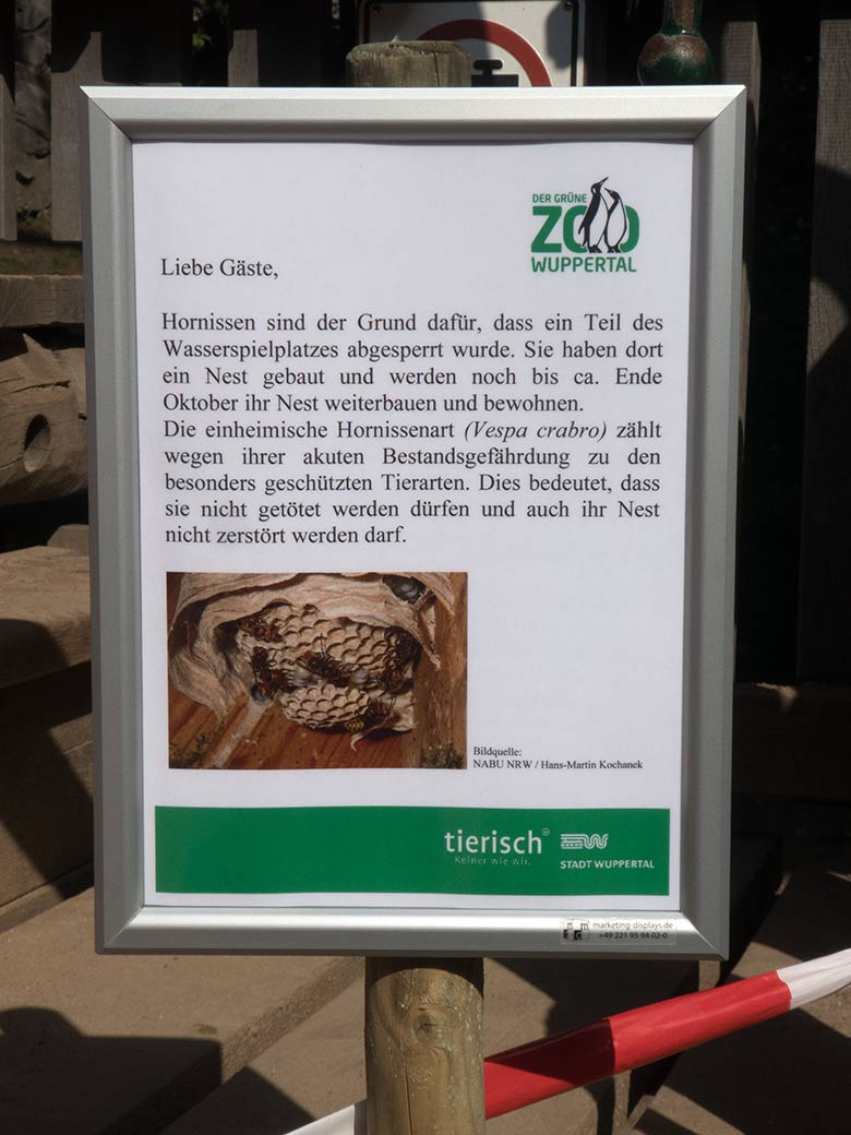 Aushang mit Informationen zum Grund der Absperrung am 13. Juli 2020 am Wasser-Spielplatz in der Nähe des Tiger-Tals im Grünen Zoo Wuppertal