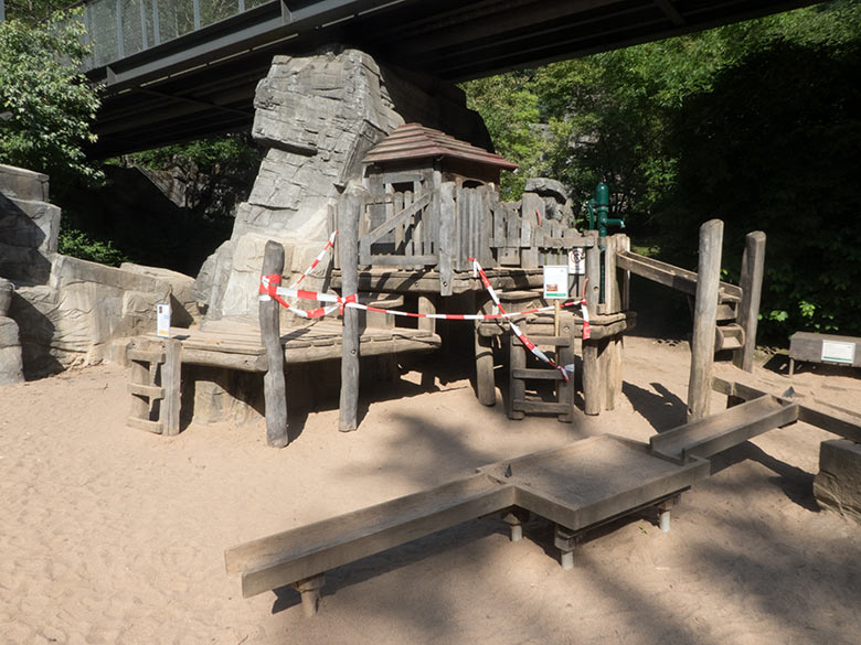Teilweise gesperrter Wasser-Spielplatz am 13. Juli 2020 in der Nähe des Tiger-Tals im Wuppertaler Zoo