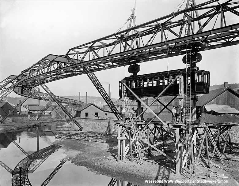 Bereits im jahr 1898 wurden die ersten Probewagen in Varresbeck an das Schwebebahn-Gerüst gehängt (Pressebild WSW Wuppertaler Stadtwerke GmbH)