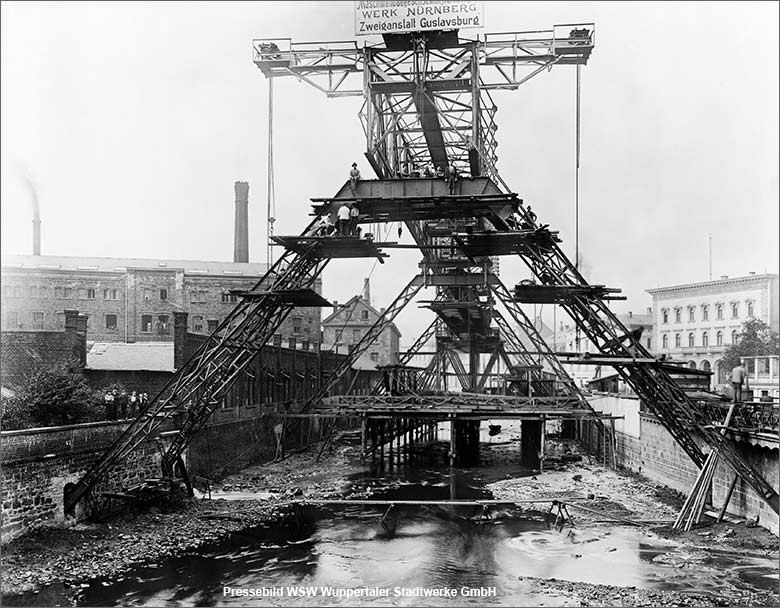 Arbeiter auf dem Schwebebahngerüst im Jahr 1897 an der Alexanderbrücke in Elberfeld. (Pressebild WSW Wuppertaler Stadtwerke GmbH)