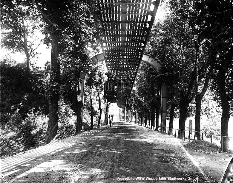 Die Schwebebahn im Jahr 1904 in Hammerstein bei Stütze Nummer 66. Dieser Streckenabschnitt wurde ab Mai 1901 mit Fahrgästen befahren (Pressebild WSW Wuppertaler Stadtwerke GmbH)