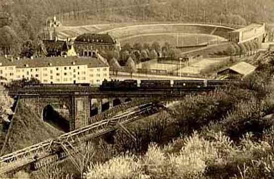 Die Sonnborner Brücke mit dem Stadion im Hintergrund