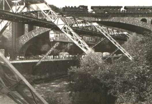 Die Sonnborner Brücke mit Schwebebahn und Dampflok